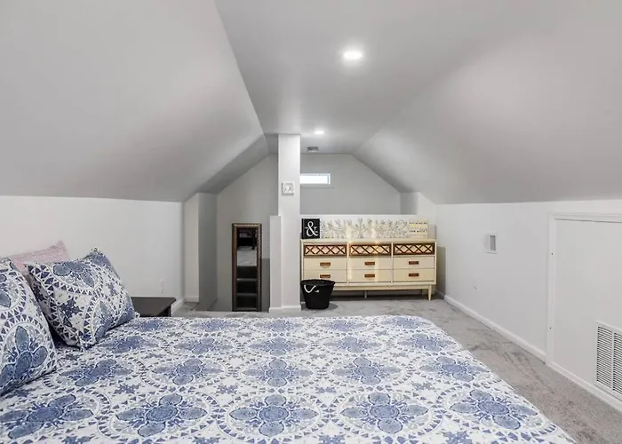 Apartment Large 2 Bedroom Great Location Close To Everything *