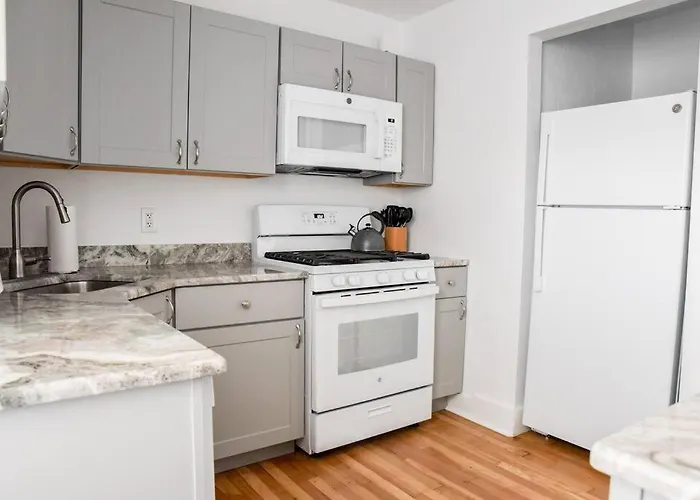 Apartment Large 2 Bedroom Great Location Close To Everything