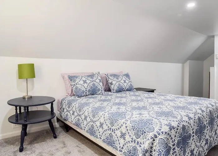 Large 2 Bedroom Great Location Close To Everything * Pittsburgh