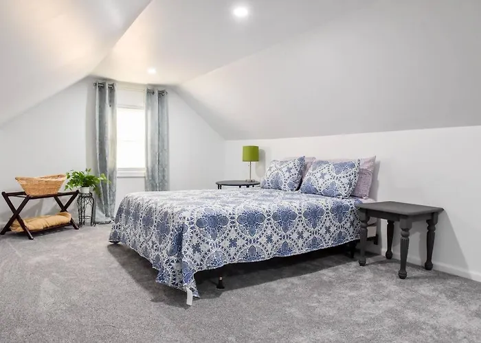Apartment Large 2 Bedroom Great Location Close To Everything