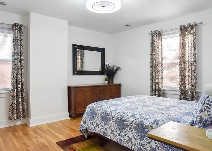 Large 2 Bedroom Great Location Close To Everything Apartment *