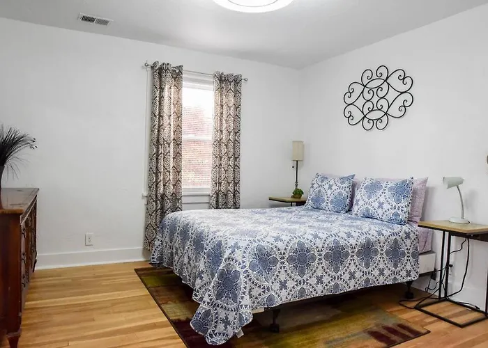 Large 2 Bedroom Great Location Close To Everything Apartment